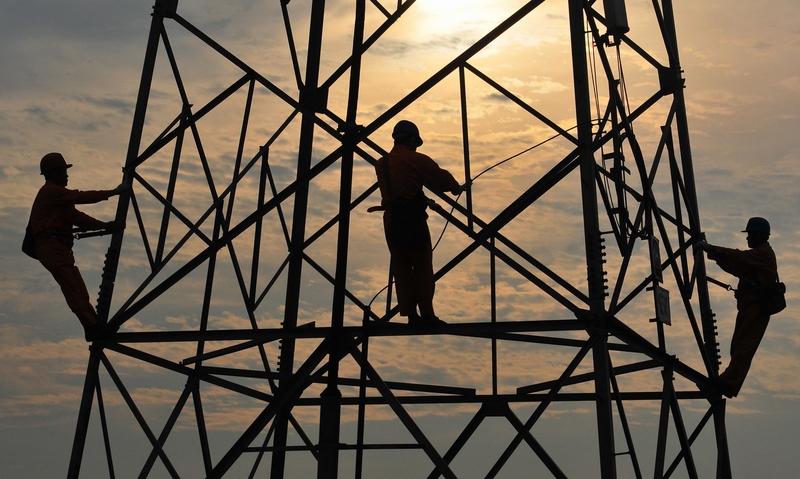 电力短缺这事儿，还真可能影响美国AI竞争力。AI发展那可是耗电大户，像训练大型语