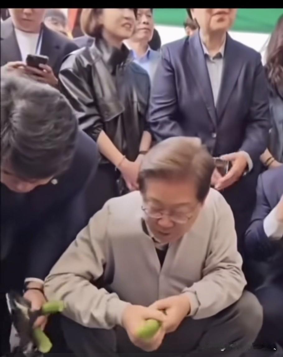 看到韩国总统李在明买黄瓜，那蹲着的姿态，还有吃黄瓜的时候，也不洗，用手一擦便吃，