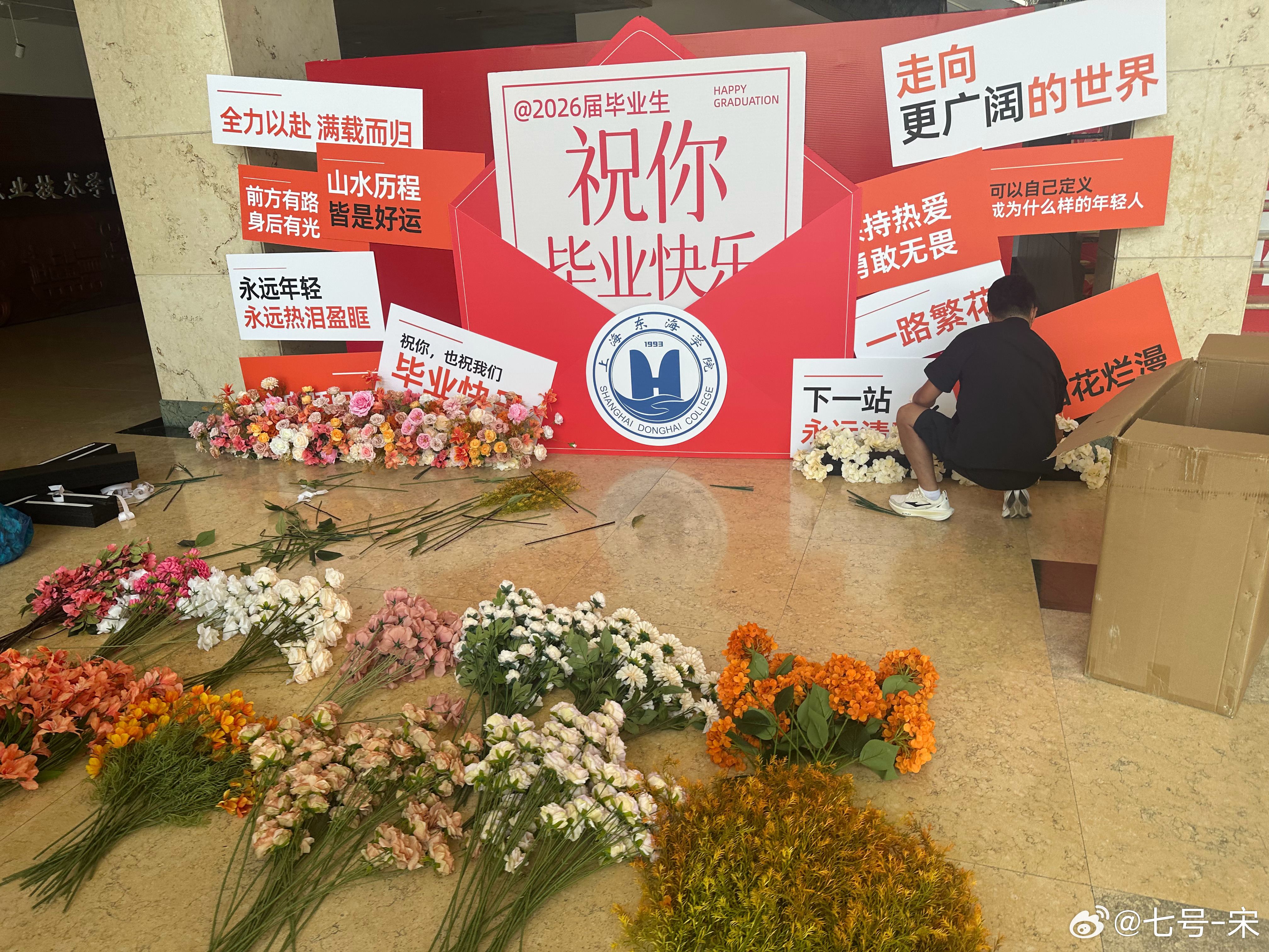 我一直有一个认知：读书和就业，本质上来说不应该直接挂钩。但因为整个社会的运行需要