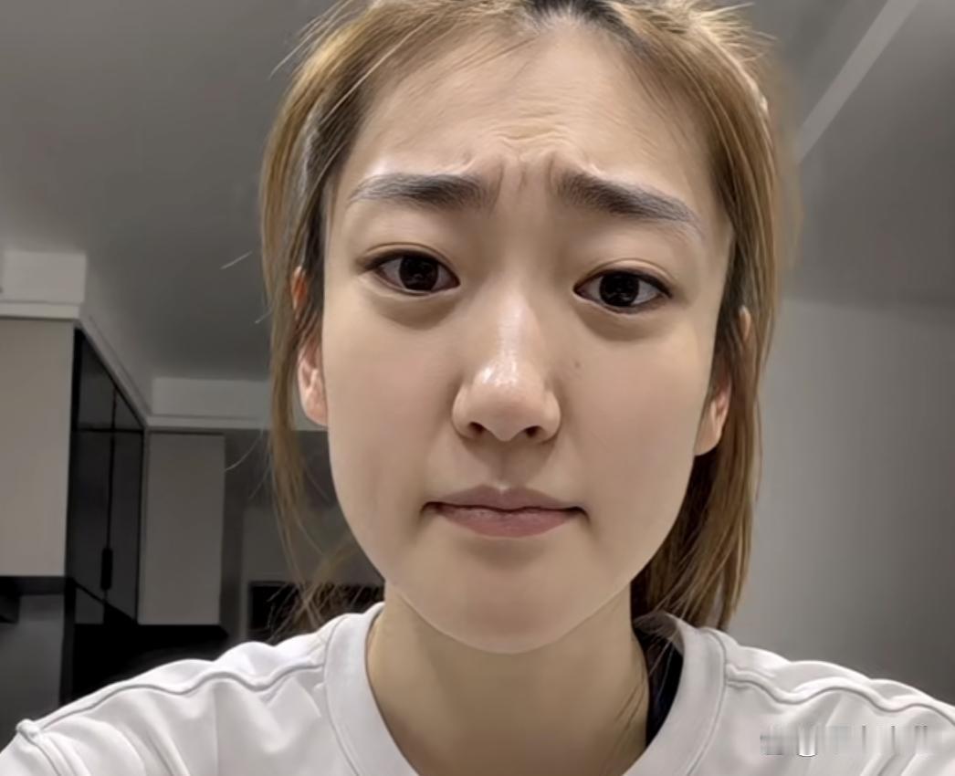 刷到李梦这条，我反反复复看了两遍。她在镜头前挺自然，笑呵呵地问：大家觉得，我还该