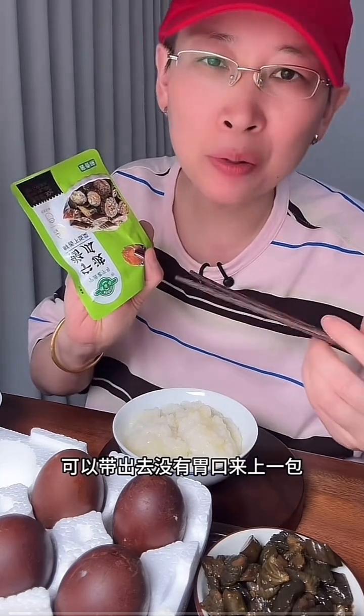 早点吃好晚饭，出去玩老是睡在家里没劲，到超市里去逛逛。稀饭、酱瓜九块九十包，大品