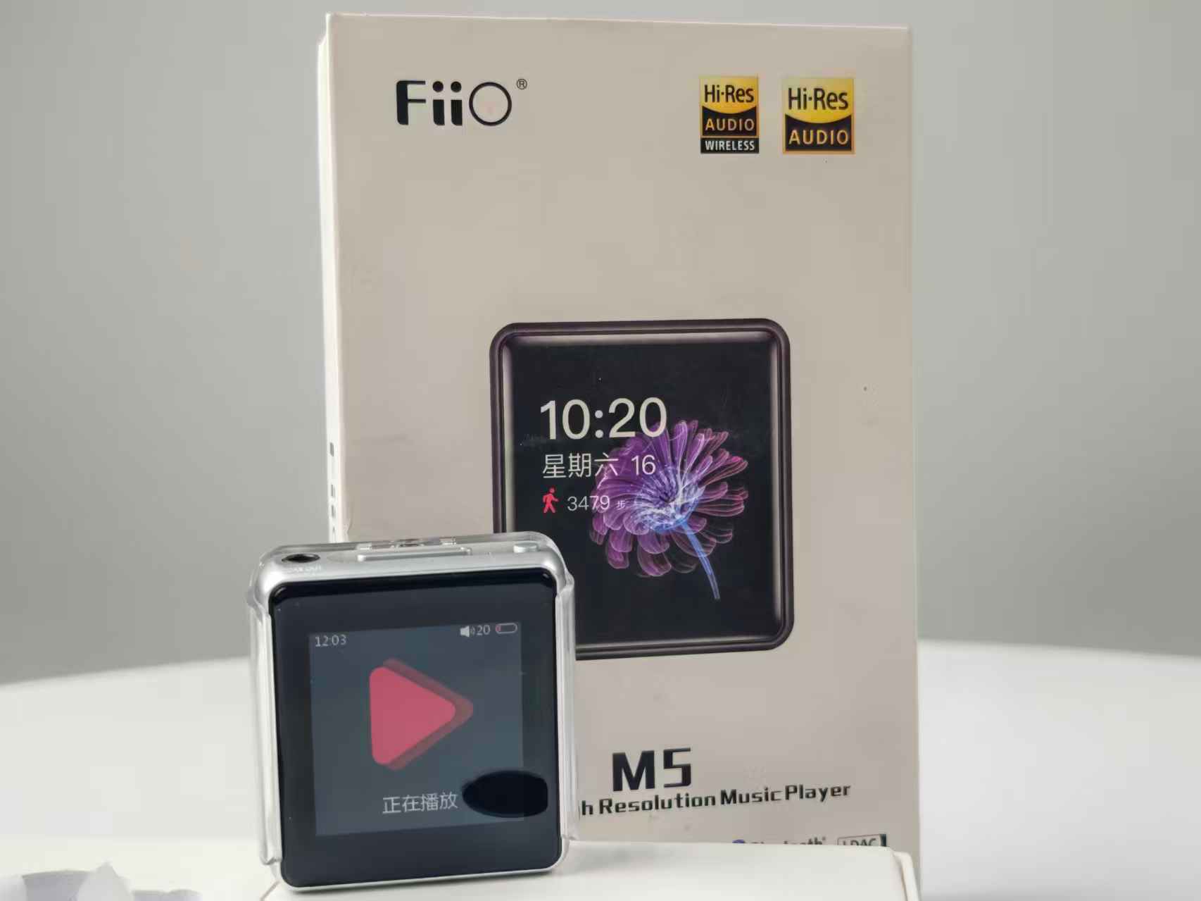 来来来铁粉福利来啦我将从转发中抽一个铁粉送出飞傲的M5播放器，测试开箱过得。4月