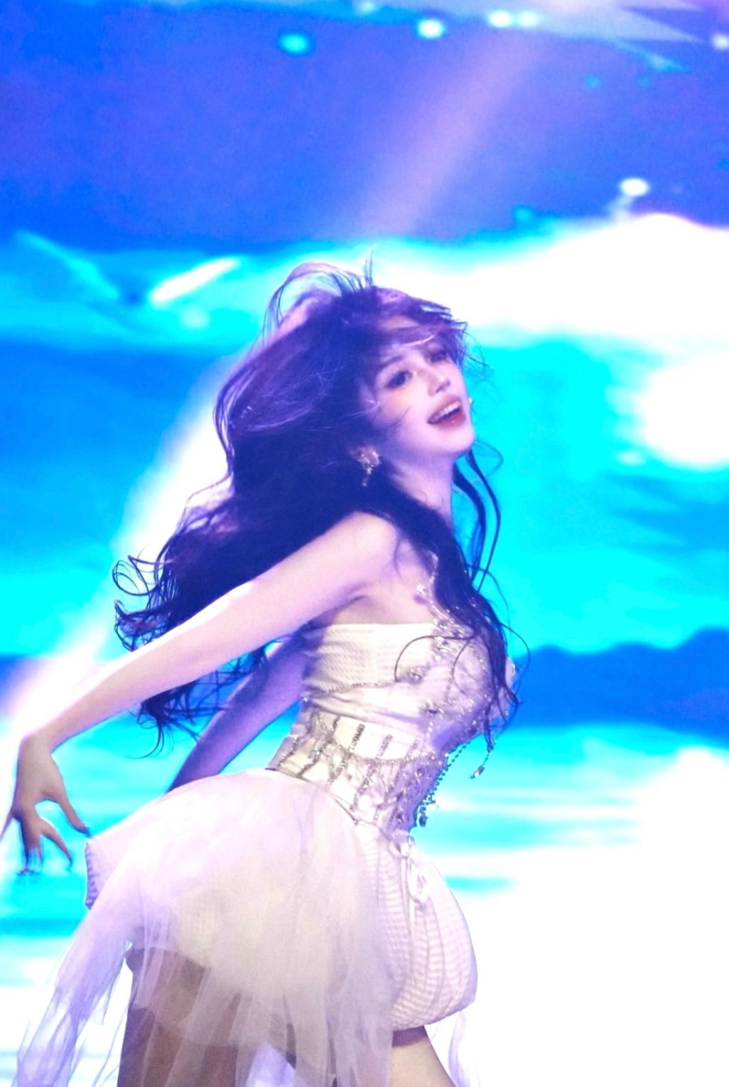 【lorraine】🍠上一个博主毕业晚会的舞台照，太漂亮了，感觉下一秒双臂后面
