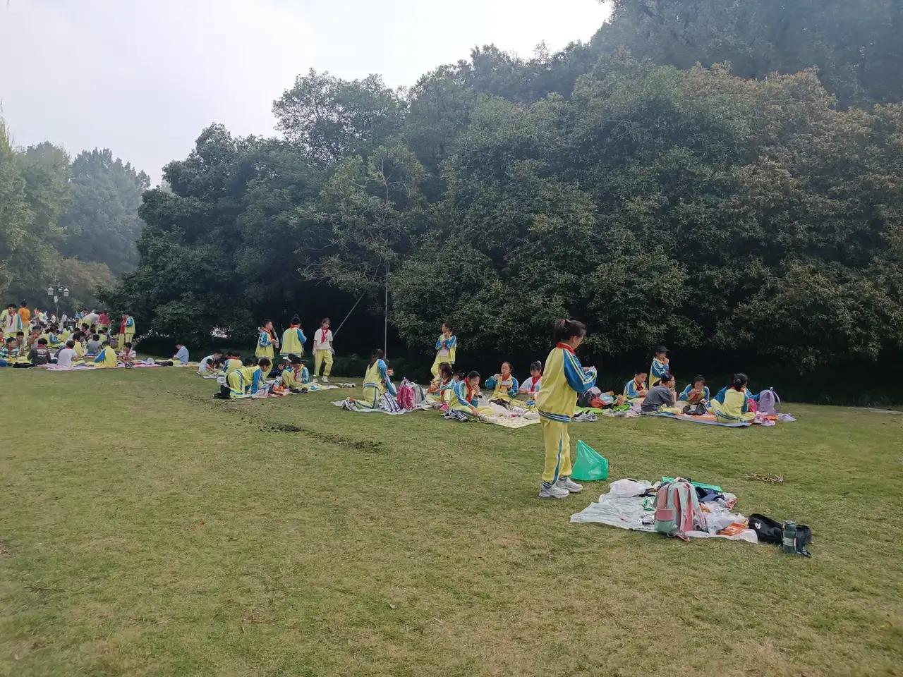 杭州的小学生要比其他城市的学生幸福很多，其他城市的学生来杭州还要经过千山万水才能