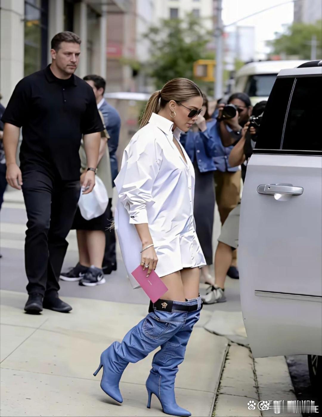 仔细一看，原来是一双靴子。 