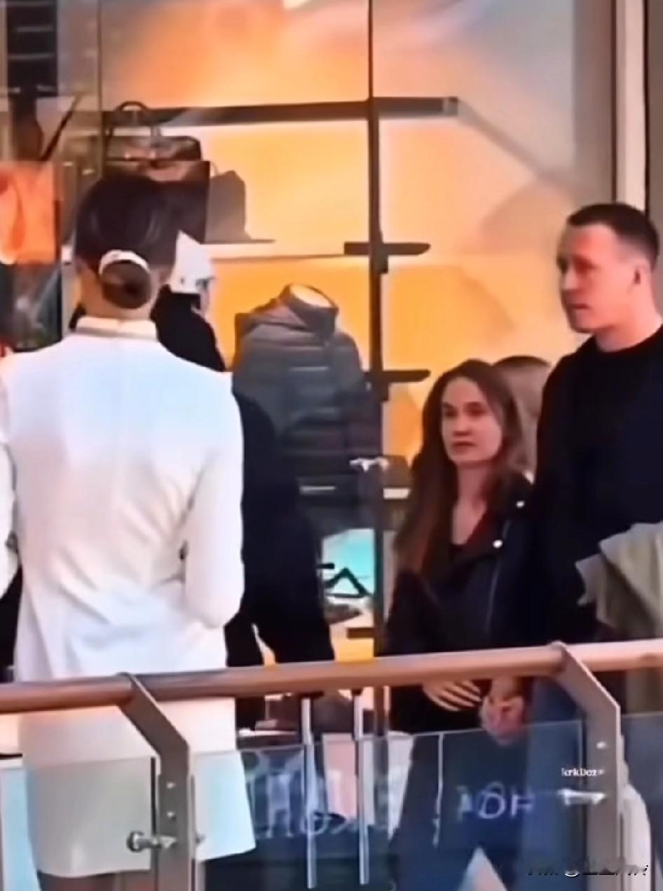 虽然眼睛是看前方但是眼神呆滞，说明视力全部调整到了边角，此刻他的正前方其实是模糊