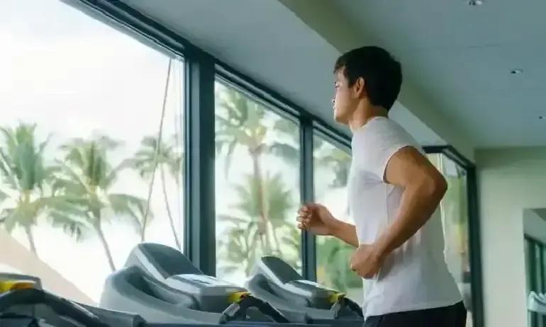 44岁老公在健身房泡到24岁前台上热搜，13个月砸出去46万，全是咱俩的存款。