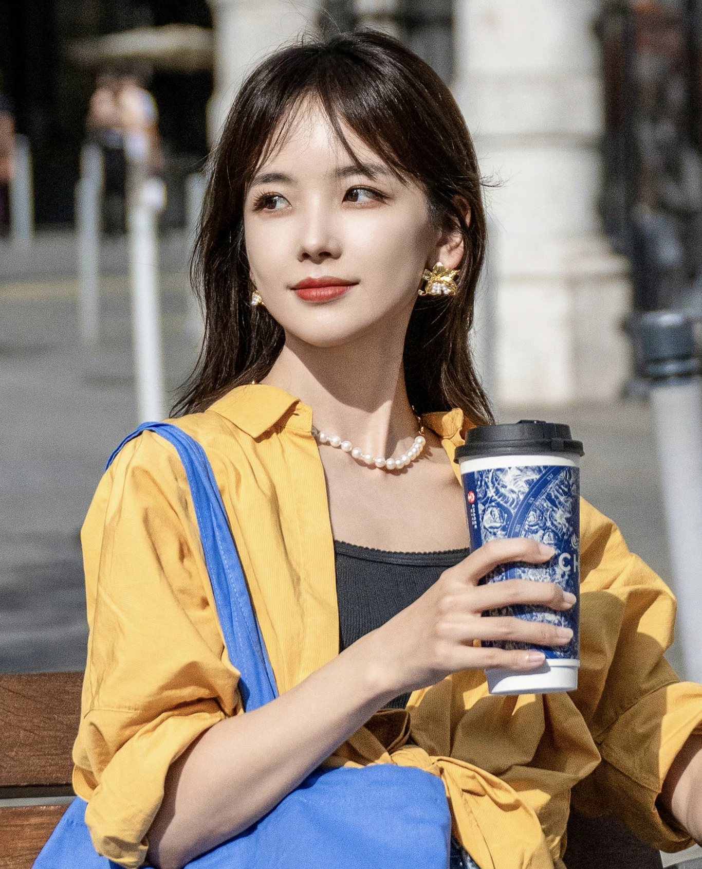 在大多数人的传统思维里，这种大的珍珠项链一般是女士专用。在网络上下载了两张图片，