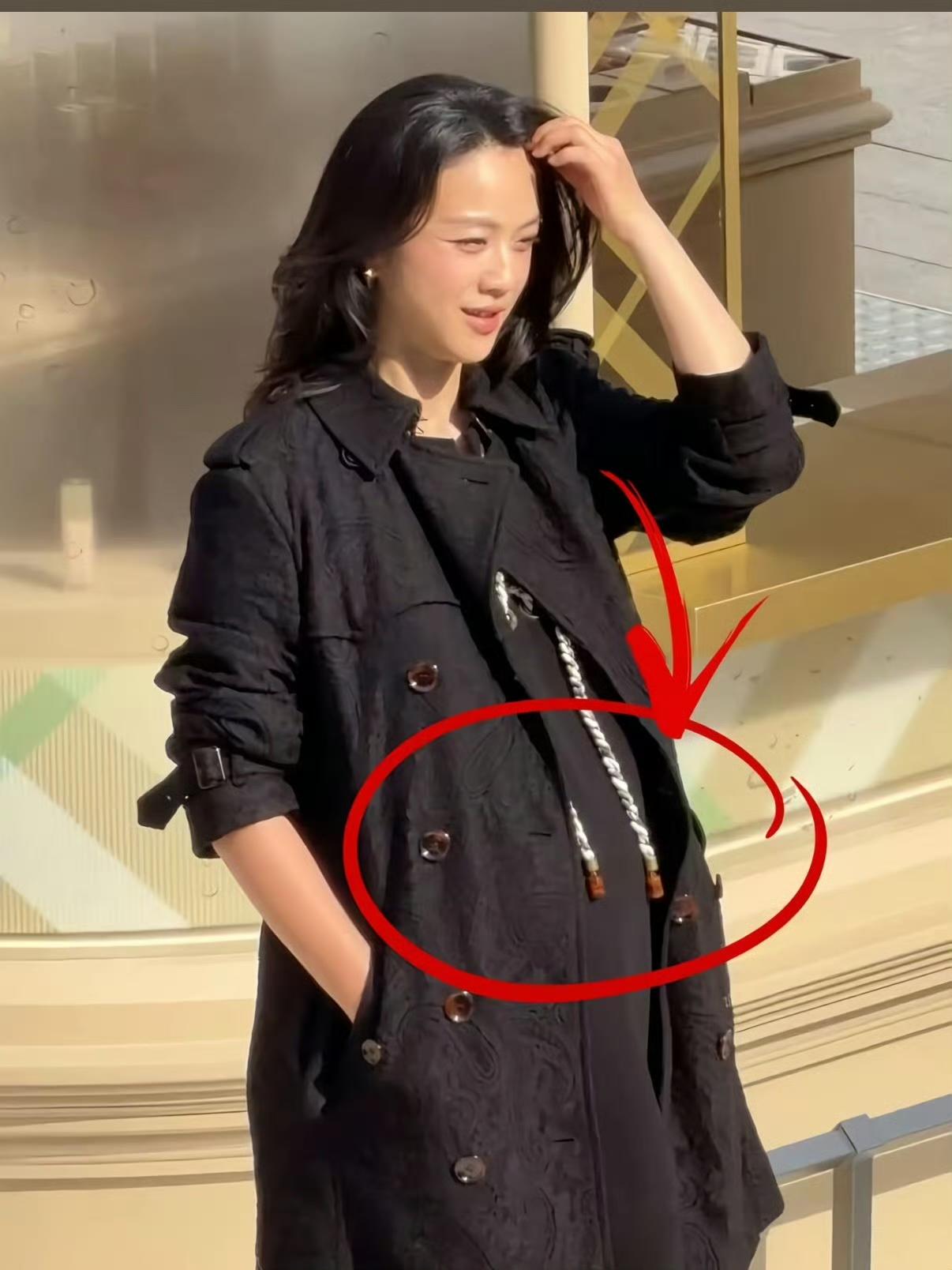 47岁的汤唯在社交平台晒出小马照片，官宣了怀二胎的喜讯：“是的，大大的意外，当然