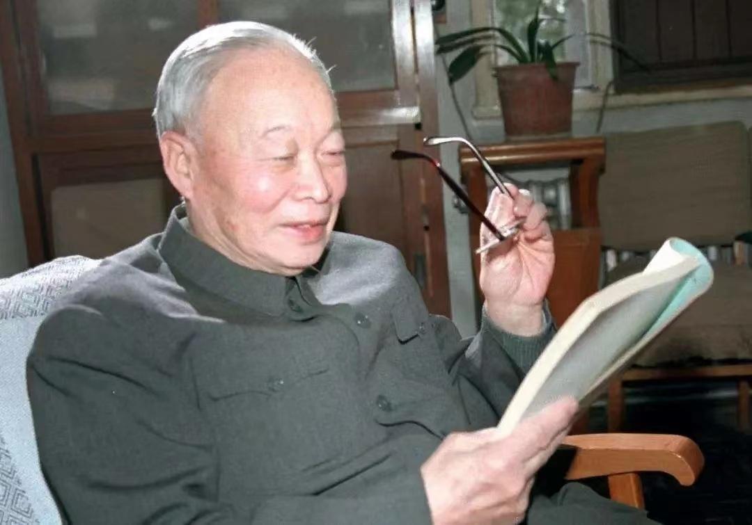 1946年4月8日晚上。居里夫妇亲自出席了一场婚礼，新郎是浙江绍兴人钱三强，新娘
