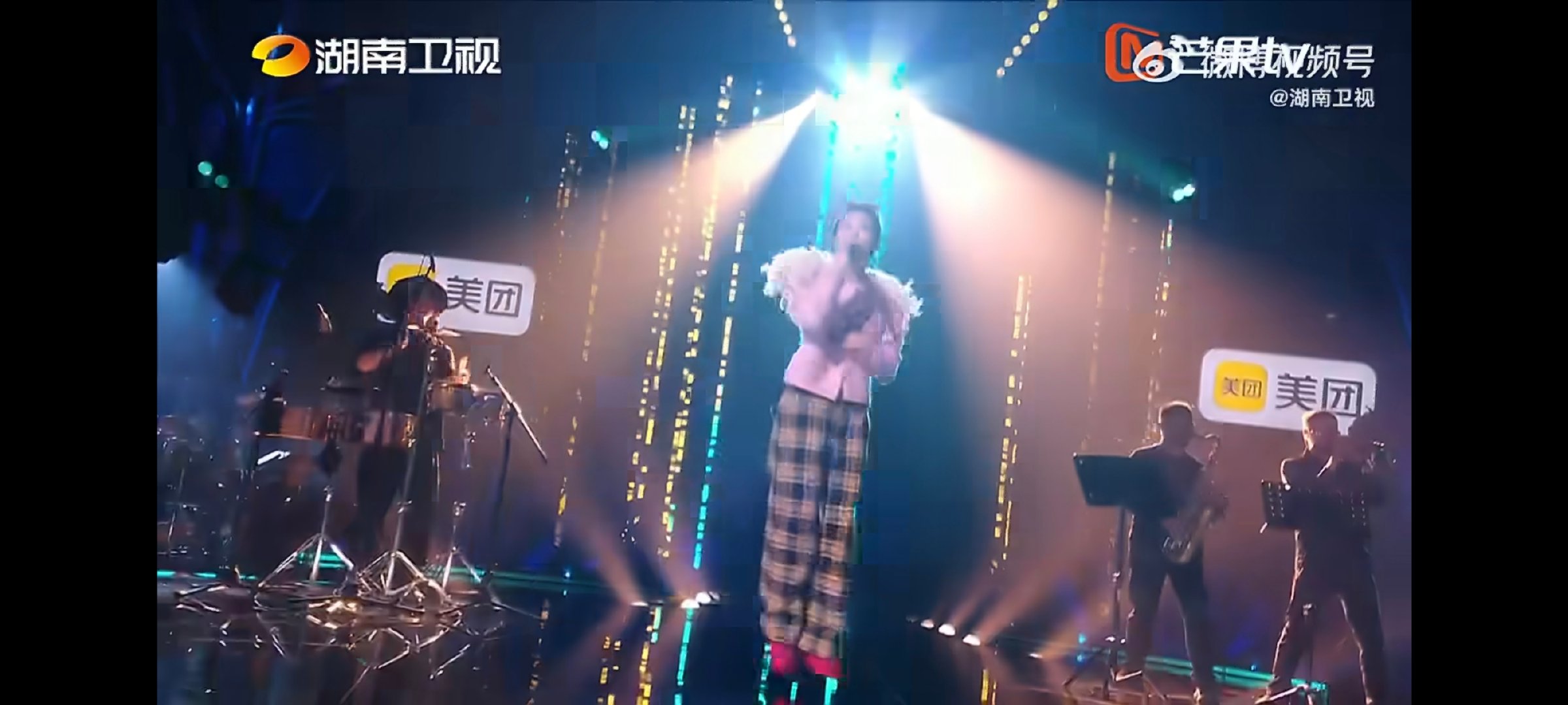 歌手补位窦靖童把自己唱爽了她用极具个人风格的演绎重新诠释了这首作品，不被传统框架