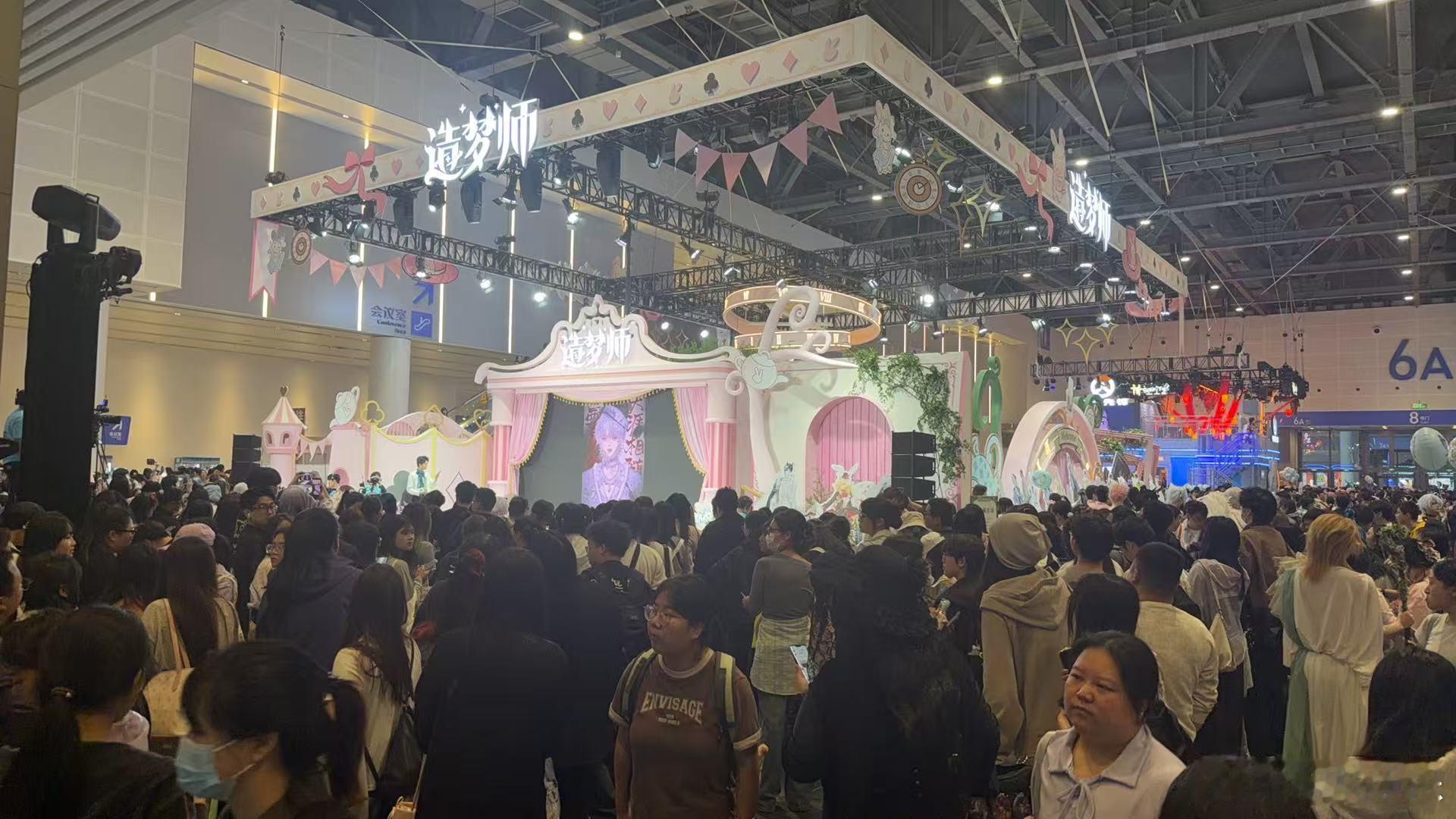 造梦师五一漫展好多人啊 本来以为自己来得够早，结果到现场才发现已经排起长队，到处
