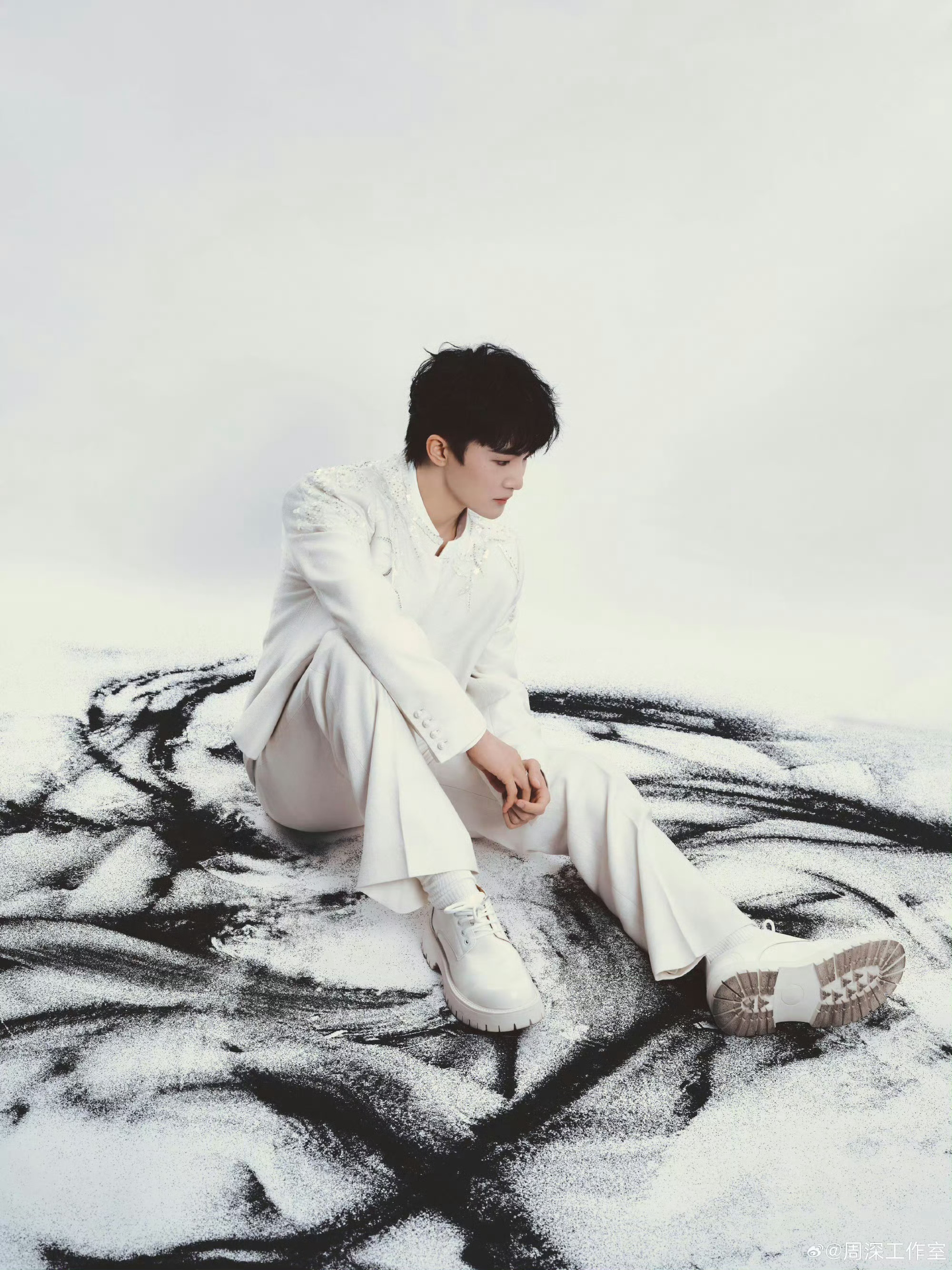 周深出发参加阅文盛典周深皮衣造型出发澳门参加阅文盛典，期待深深子的惊喜舞台