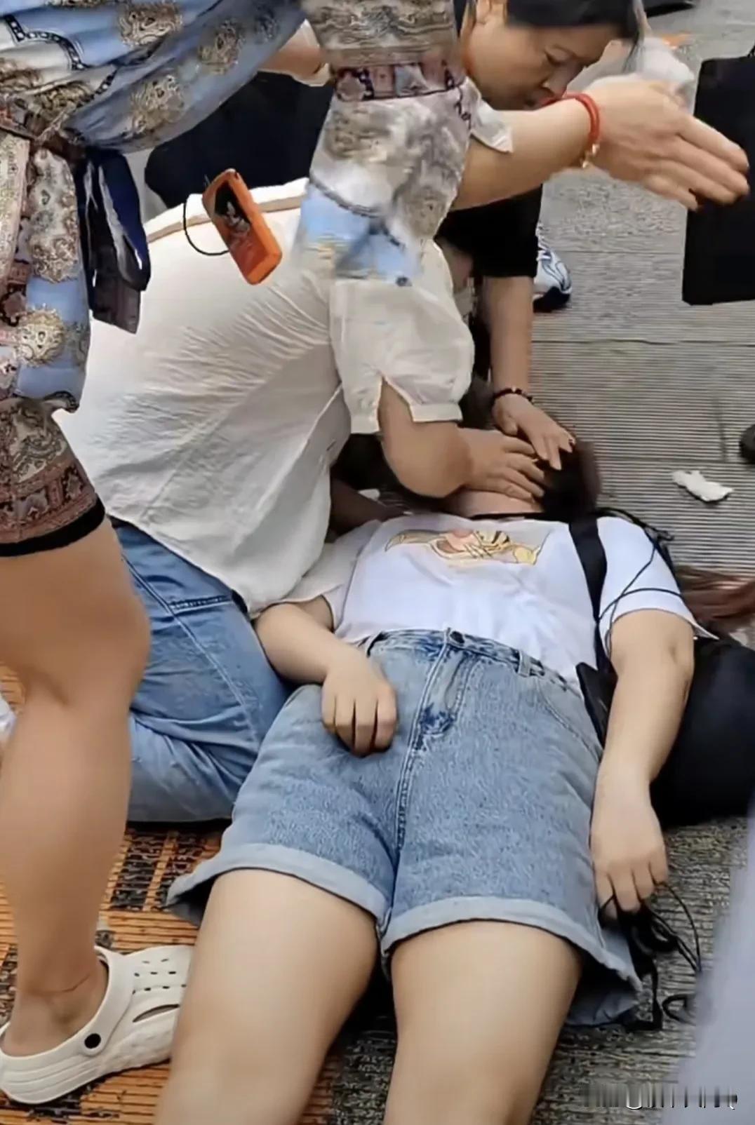 兄弟们，要注意身体健康啊！这是西安兵马俑出口处发生的事情，现在心脏疾病越来越年轻