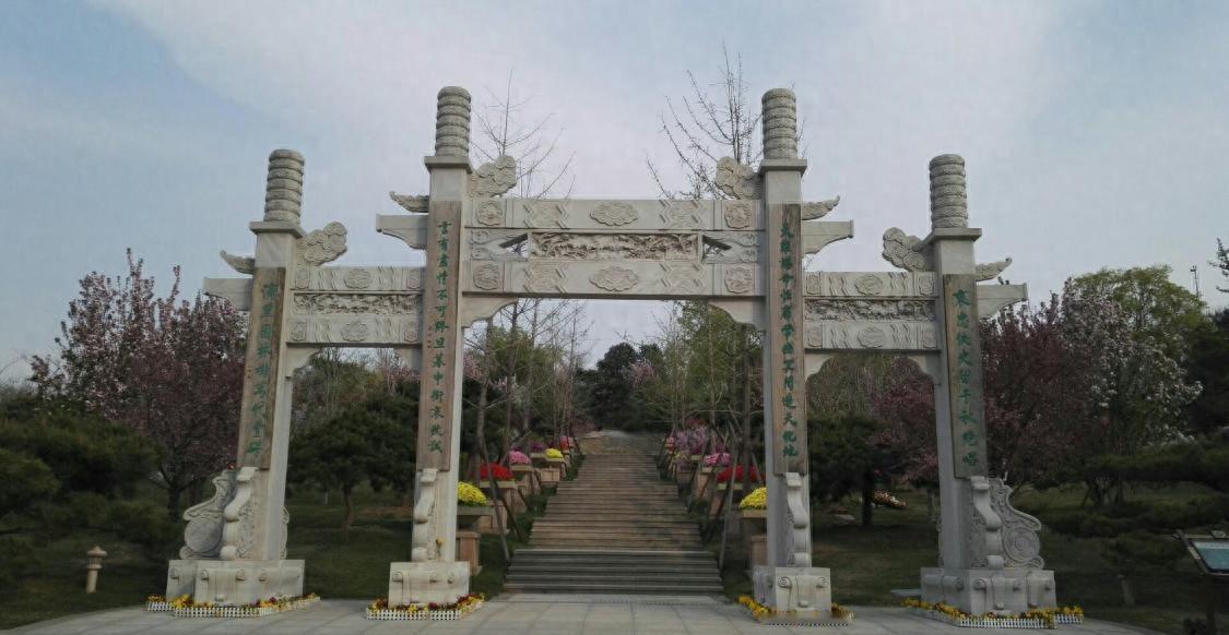 在全国成千上万的烈士陵园中，八宝山革命公墓一直是非常特殊的存在，能在这里安息的人