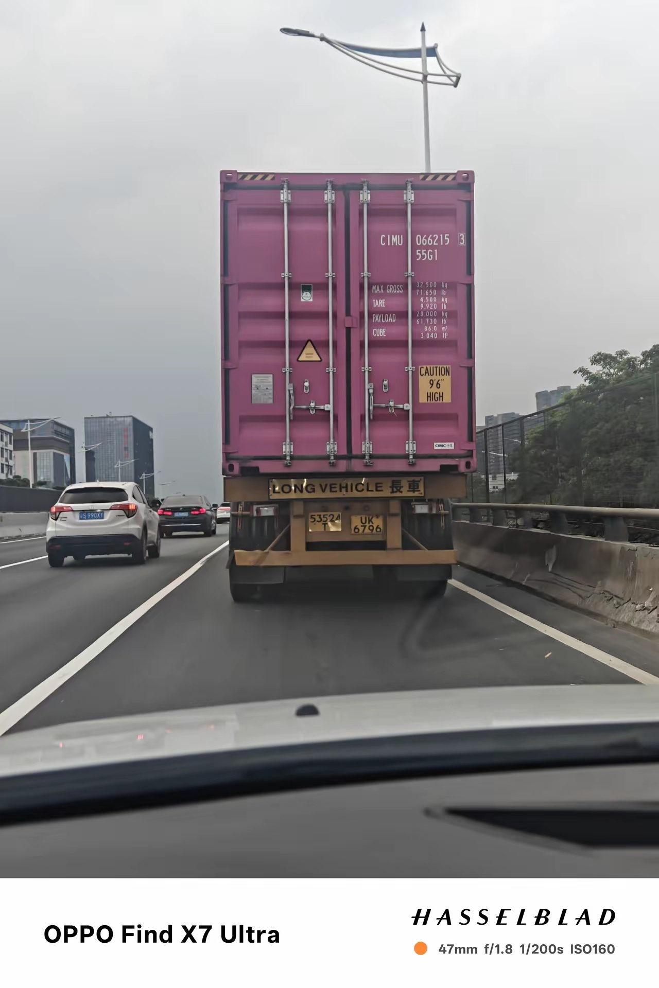在珠三角地区开车，我发现了一个规律：开车时跟着那些港牌货车，让它们在前面开道，那