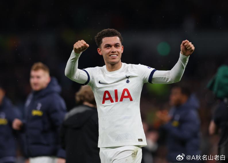 名记罗马诺报道，布伦南·约翰逊今天完成体检并签约水晶宫。罗马诺写道：“布伦南·约