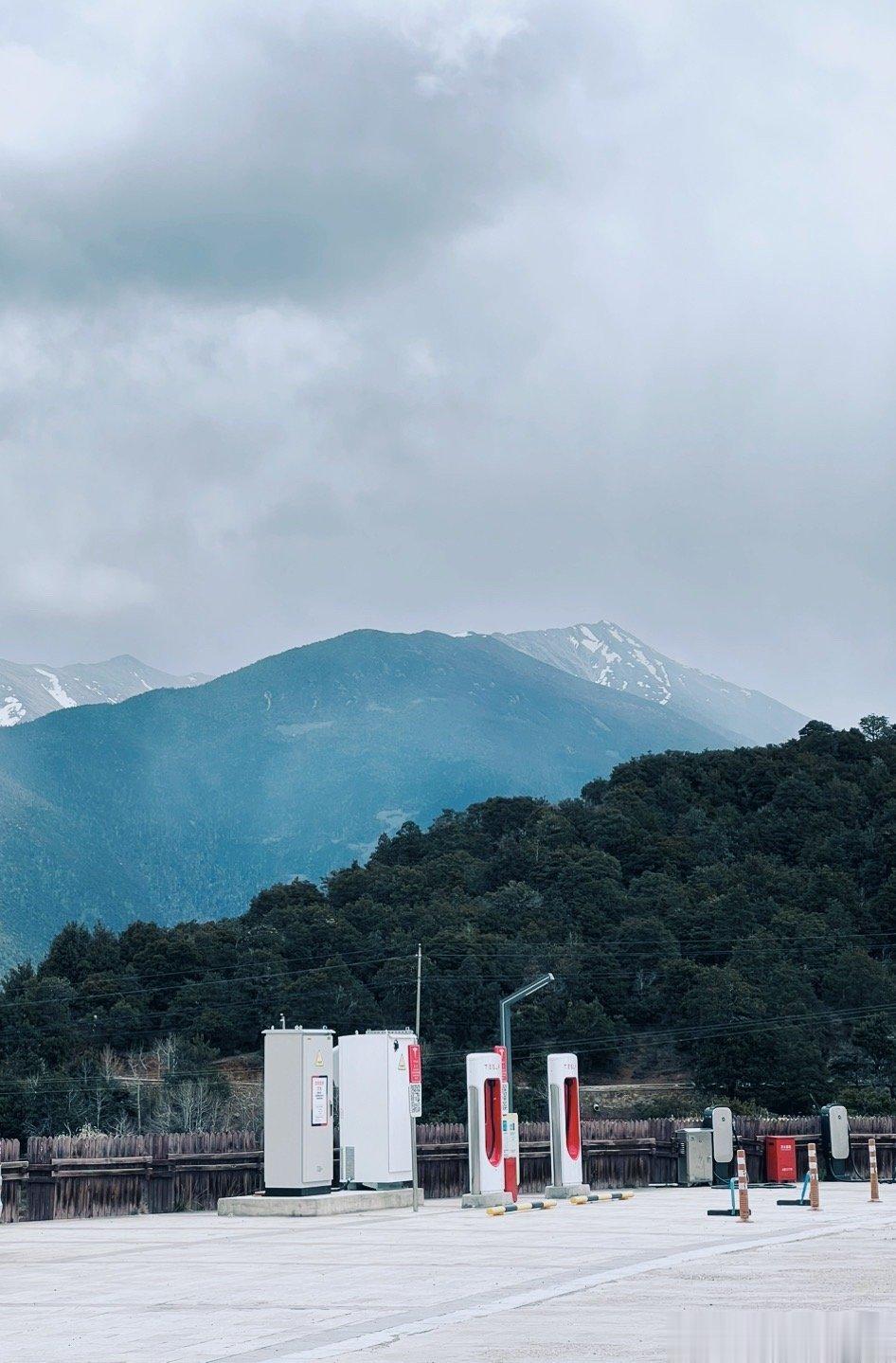 是不是世界上风景最美的特斯拉和蔚来充电站？（可惜梅里雪山大阴天）  ​​​