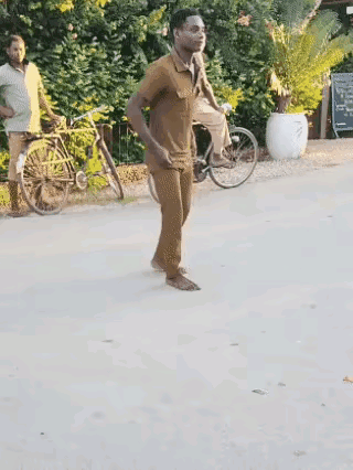 视频里这位男子模仿猴子，神态动作精准到离谱，抬手、扭头、抓耳挠腮，每一下都跟真猴