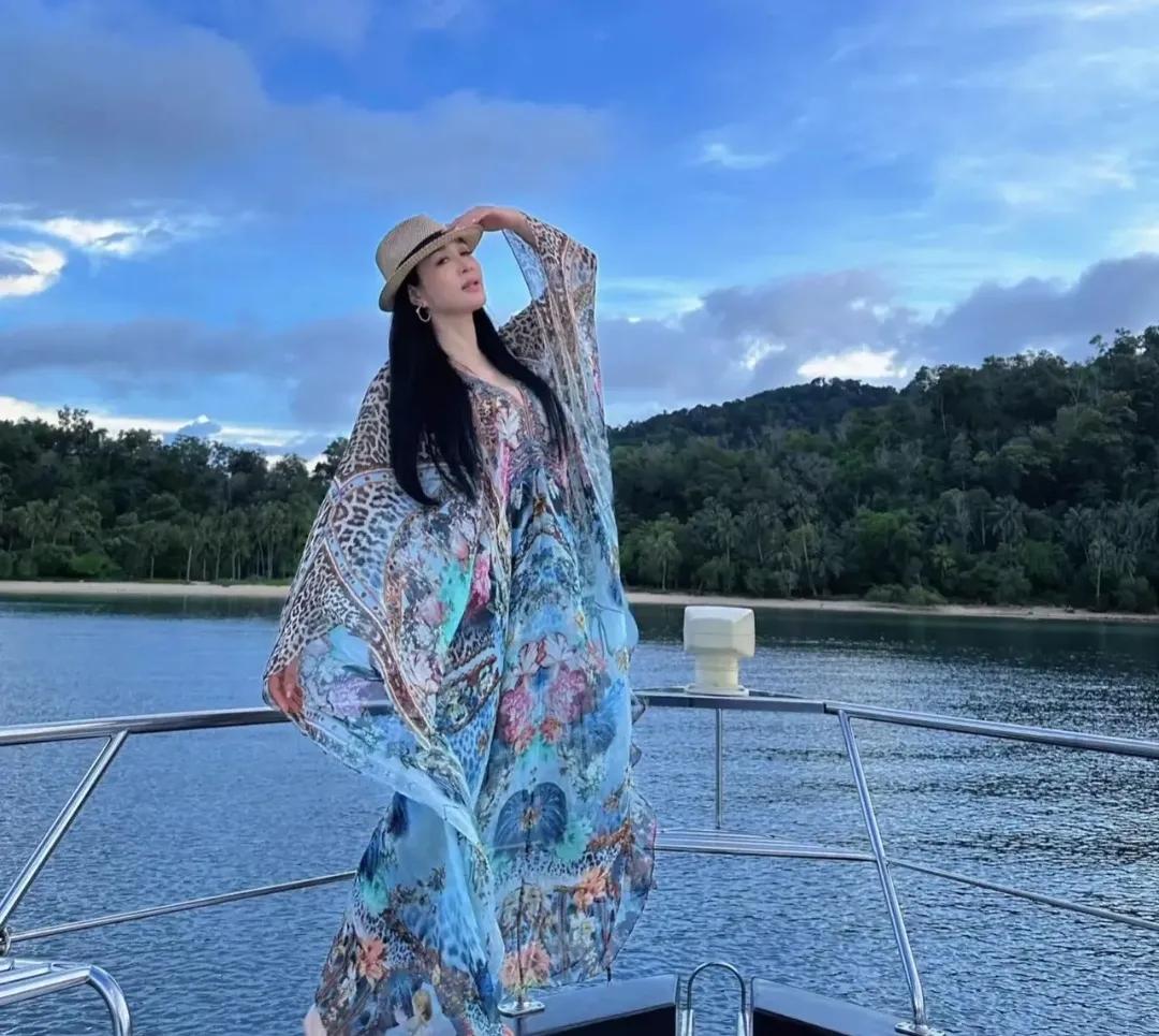 又被钟丽缇美晕的一天
说实话，一直都很喜欢钟丽缇
尤其喜欢她的各种穿搭
这一次出