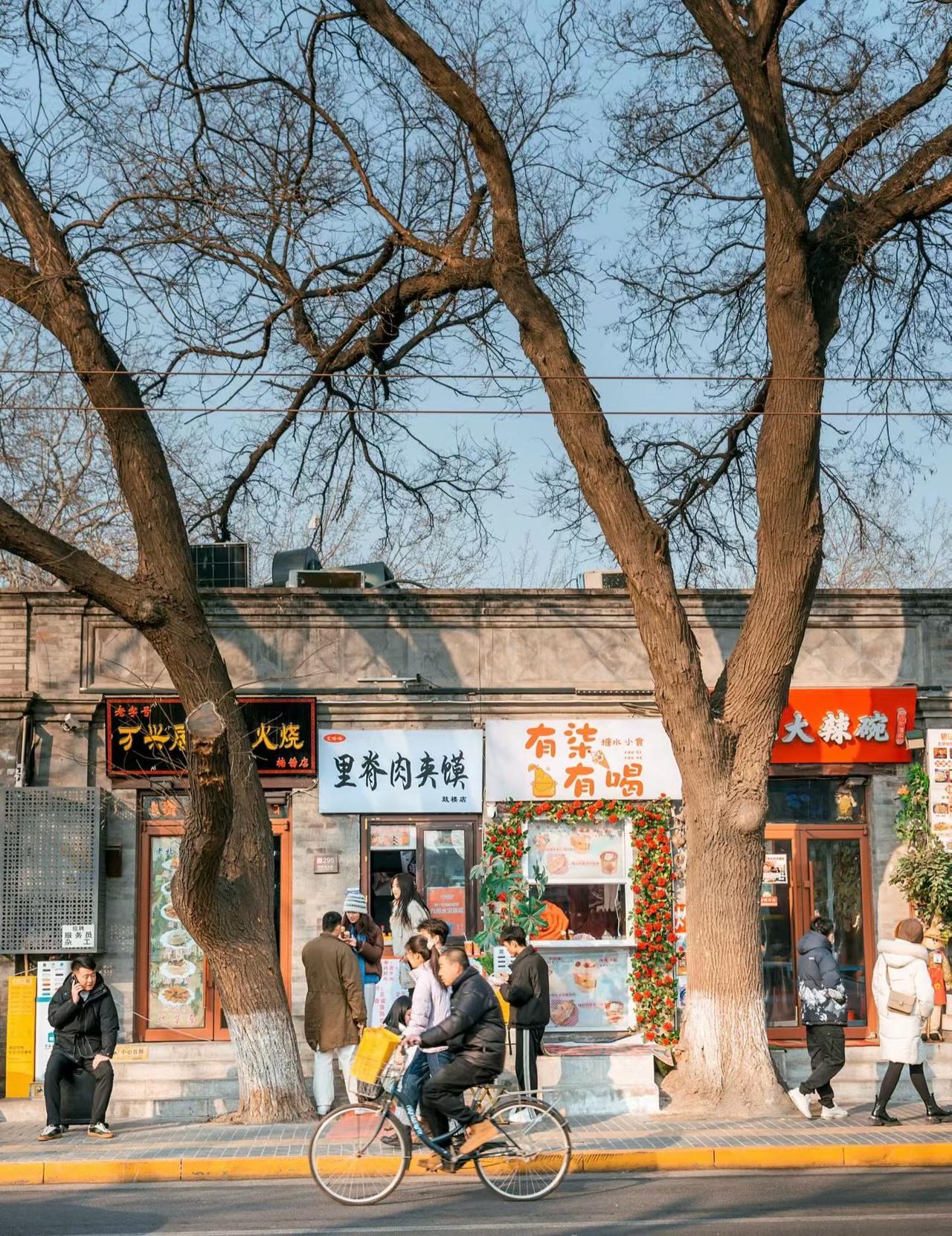 我低成本获得快乐的小事如下：
1，双休躺床上睡懒觉。
2，下班座沙发上班游戏。