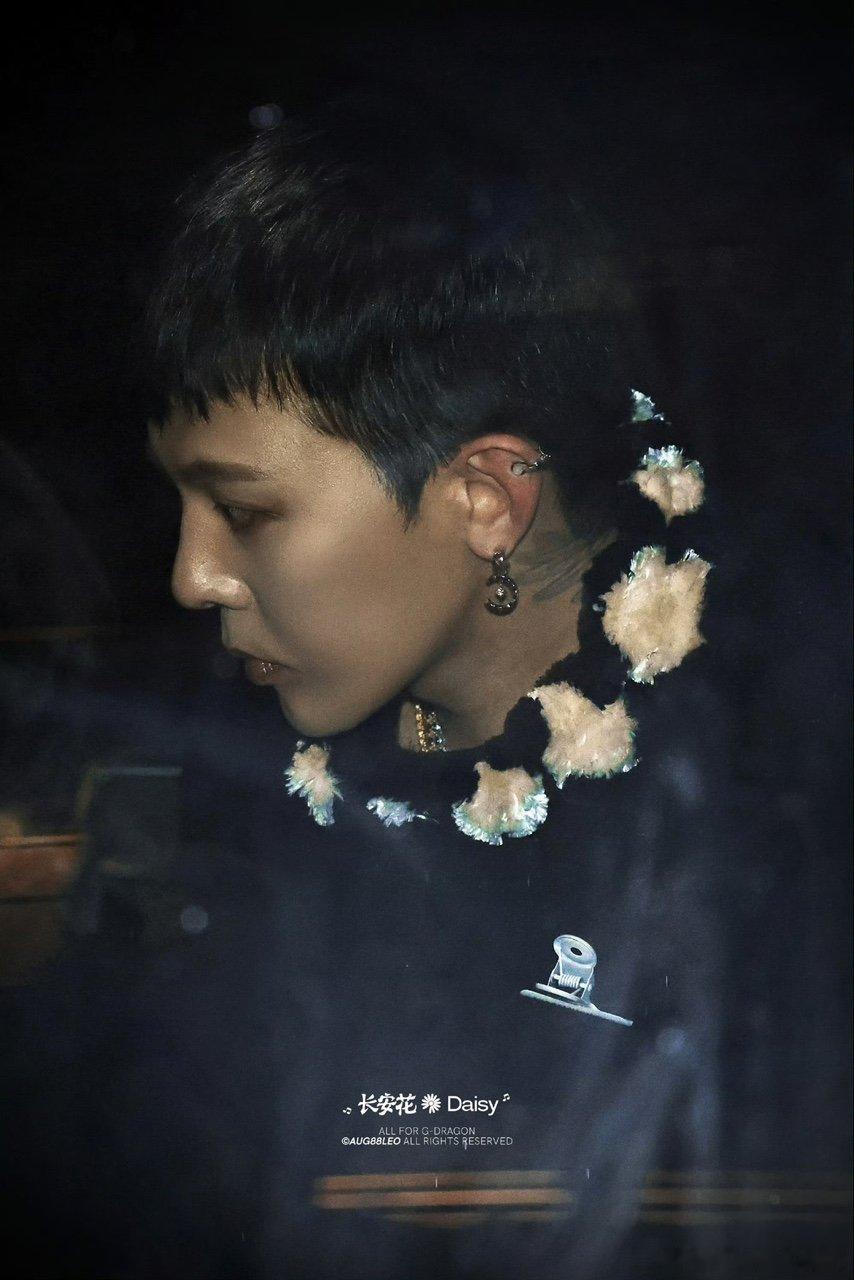 权志龙刀削下颌线权志龙的下颌线是真实存在的吗？刀削般的线条，紧致的脸庞，帅得我直