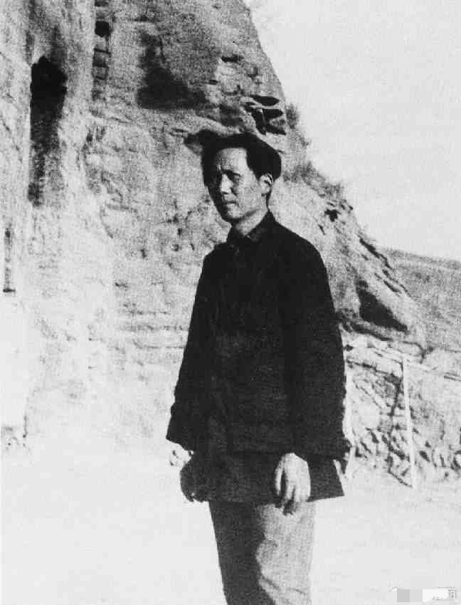 华夏沉疴百年，列强环伺、军阀割据、民不聊生，三座大山压得四万万同胞喘不过气。当此