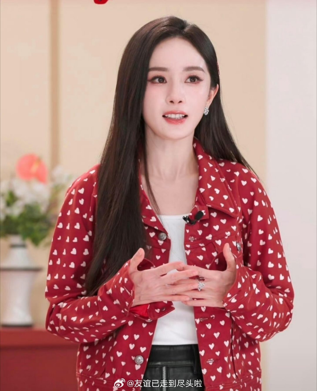 杨幂今天两场活动造型，红红火火 杨幂被叫妈咪的反应杨幂你知道的我从小就跟着你