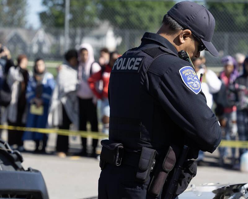 【处理感情纠纷突遭枪击！美国纽约州3名警察中弹送医，嫌犯当场被击毙】海外新鲜事 