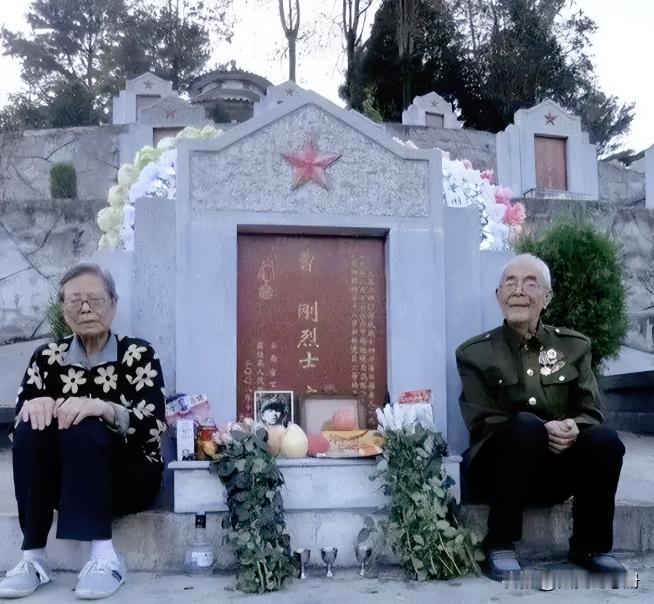 2022年云南，8旬老人深感自己时日不多，于是便跑到自己的孩子坟边，夫妻二人分别