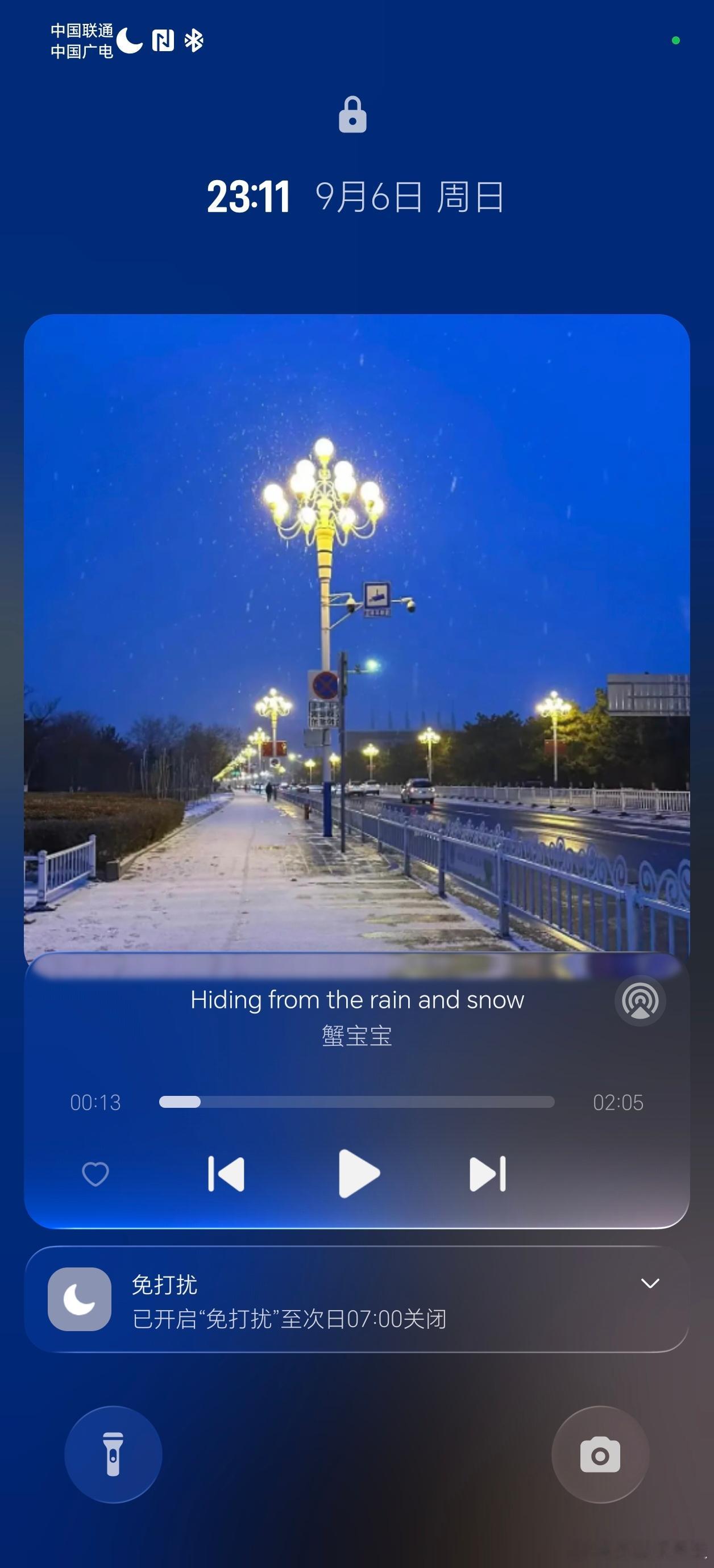 荣耀MagicOS11的音乐锁屏是真好看，常规暂停播放切换，很方便。目前测试支持