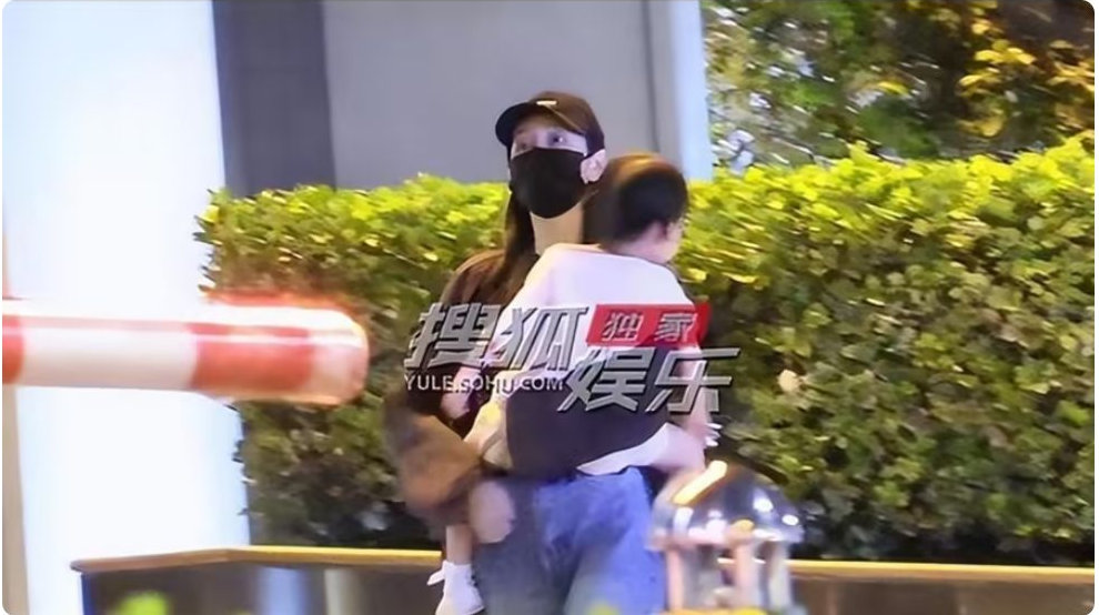 43岁王鸥和妈妈妹妹聚餐，全程自己抱娃，太宠！女儿扒身上很乖巧 