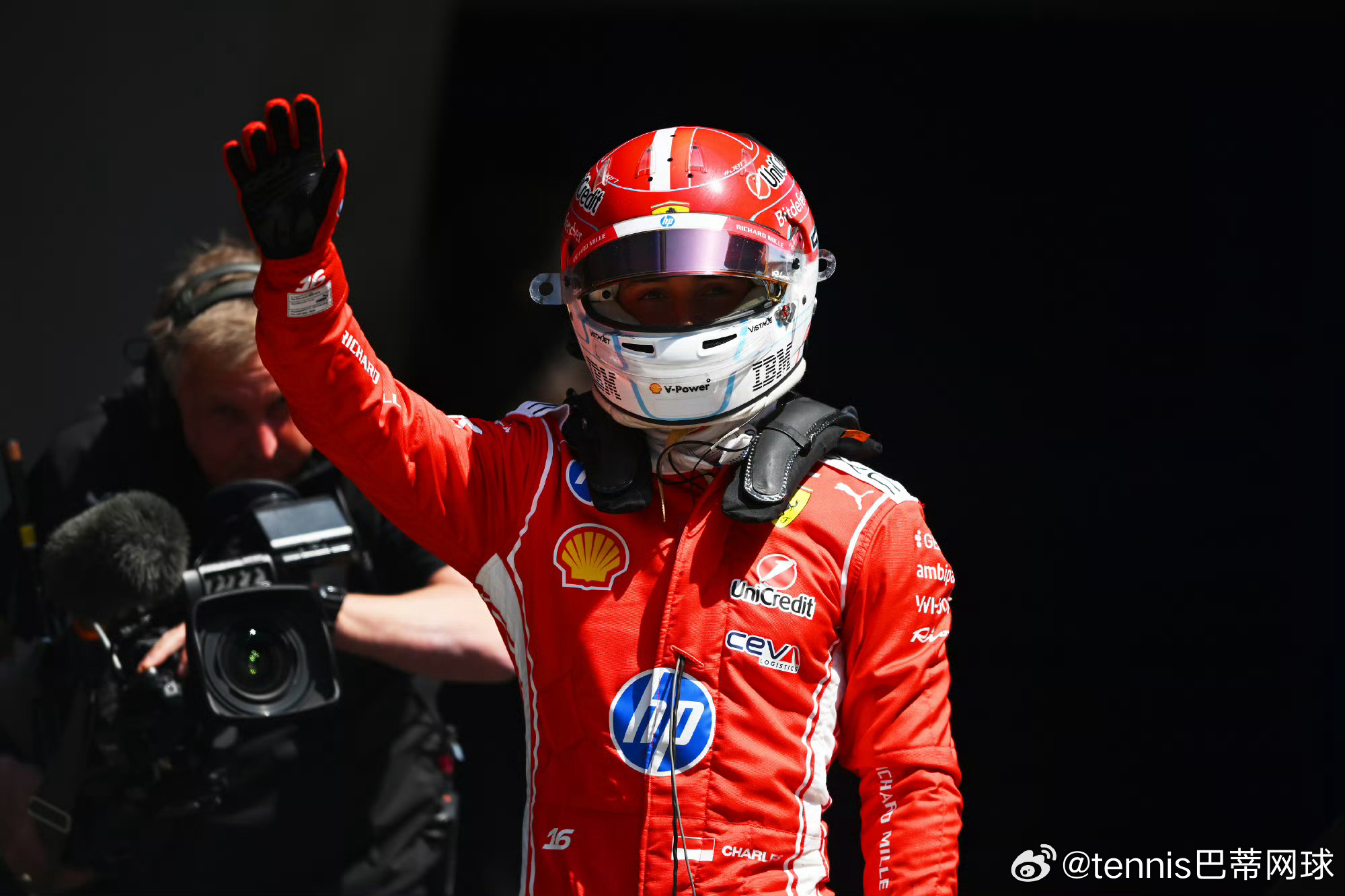 吴艳妮为拉塞尔颁奖吴艳妮祝贺“赛车皇帝”👑乔治·拉塞尔夺冠。田径是将人体的速度