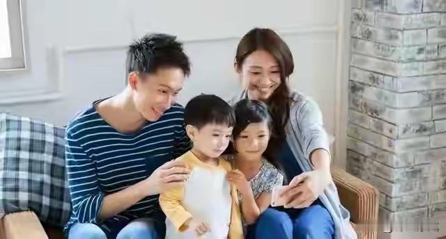 后来看到一个女子留言说，母爱再伟大也没有父爱对自己贡献大，一家之主就是父亲，能为
