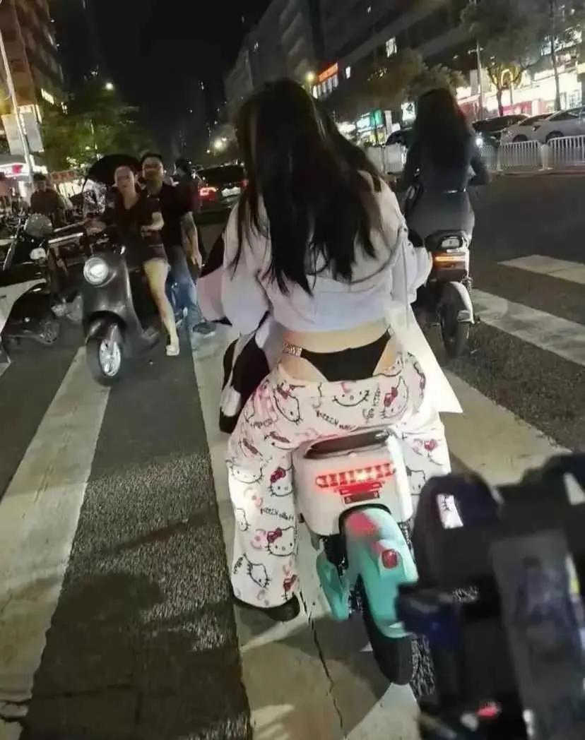 下班了，路上车还挺多[狗头]上班在路上💪 上班路上！ 下班熟悉的路上 正在下班