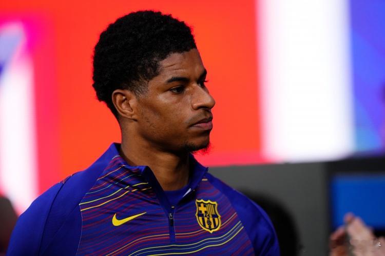 在拉菲尼亚缺阵的情况下，弗里克用加维客串左路也没有让拉什福德首发，巴萨是否买断英