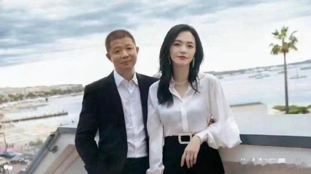 姚晨‎‏和﻿﻿老公同框出镜﻿，看起来有﻿点不‎太搭。 