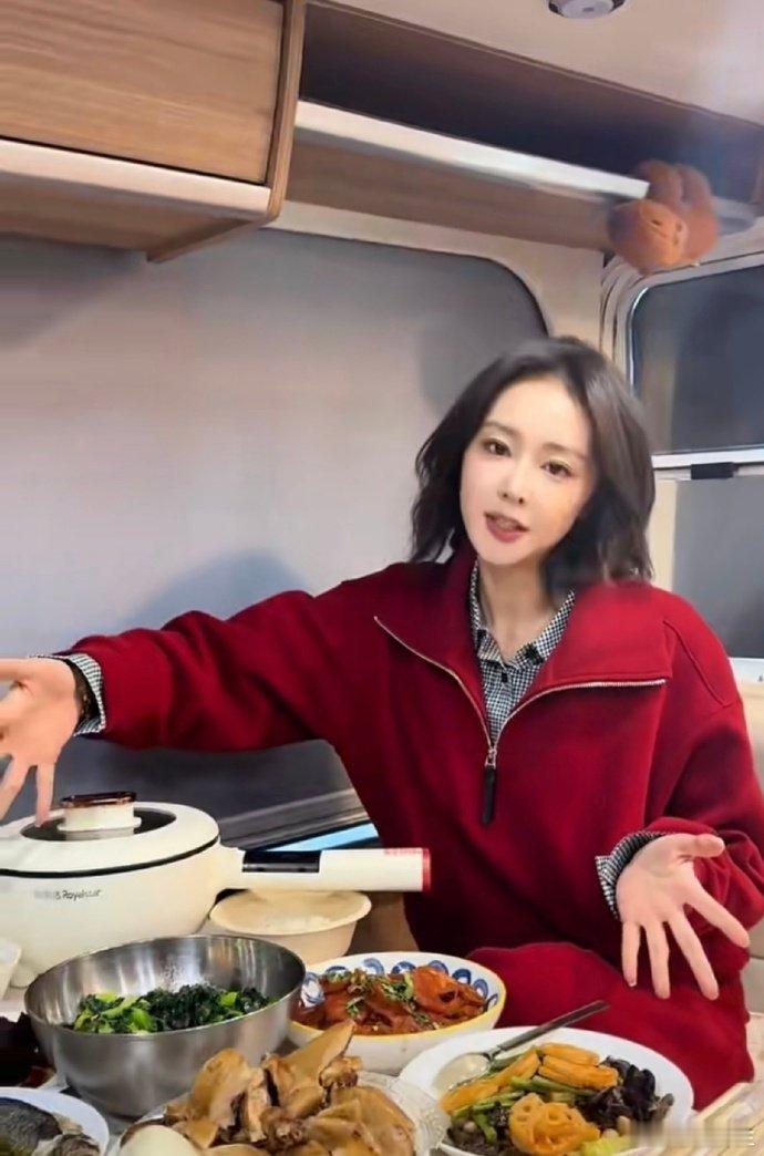 高叶只是犯了吃货该犯的错 谁能拒绝香喷喷的美食啊，高叶也不例外！荧幕上霸气十足，