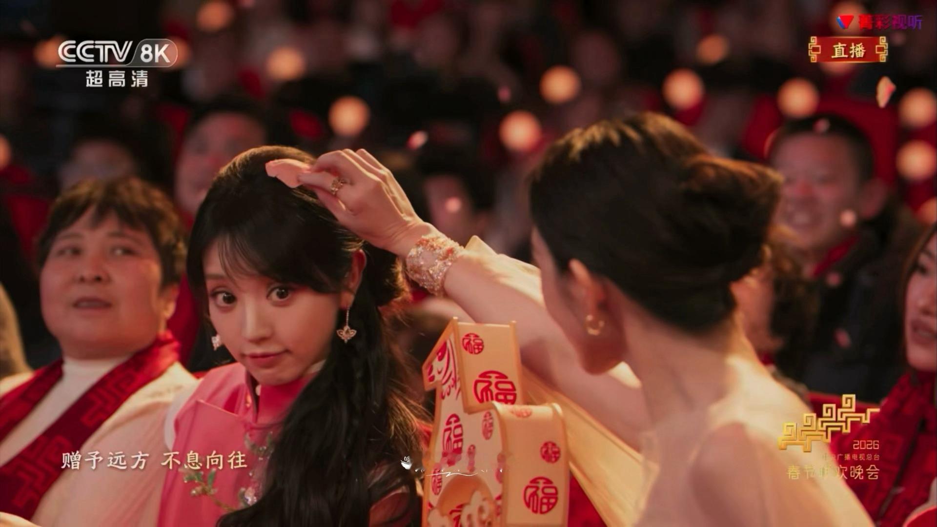 张钧甯为田曦薇摘头上的花瓣 啊啊啊啊啊啊啊张钧甯为田曦薇摘头上的花瓣这里田曦薇真