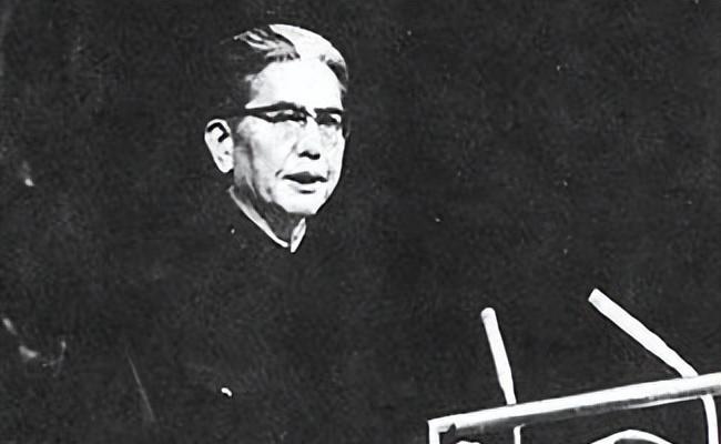 1976年周总理去世后，乔冠华竟在公开场合被讥讽为孝子贤孙，这背后发生了什么？