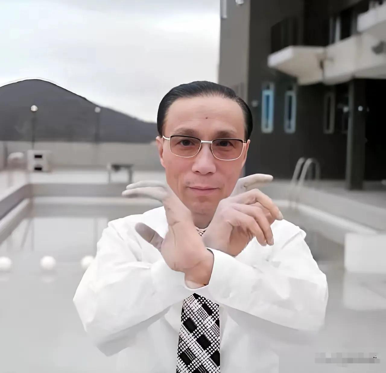 大家看此图是邵逸夫正在练气功，大家都知道邵逸夫是财寿双德的人，就是我们最羡慕的又