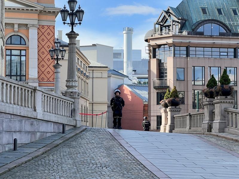 特朗普威胁委内瑞拉，动机其实很明显。美国此前对委内瑞拉极限施压，从周边海空域大兵