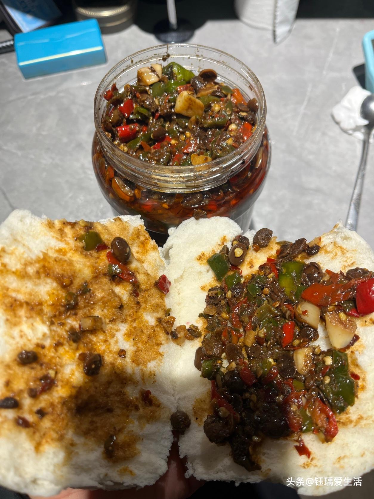 今天闺蜜塞给我一瓶她妈做的豆瓣酱
开盖瞬间香到我了
咸香里带着点黄豆的醇
这味道