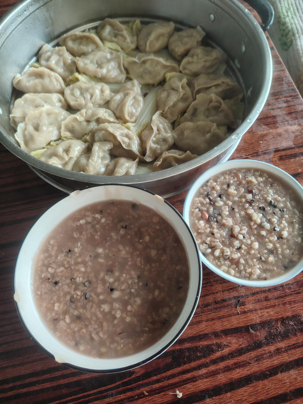 我觉得吧生活不需要大富大贵，简单快乐就好，一日三餐吃饱穿暖，幸福就好，这就是我的