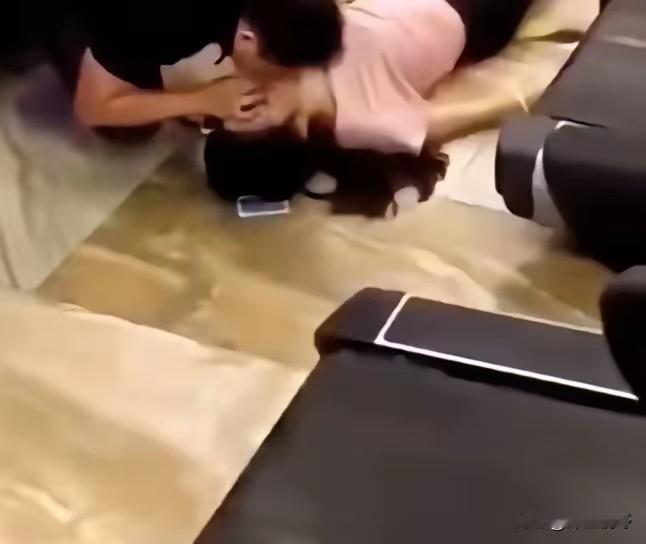 健身房救人遭网暴：善意不该被恶意揣测
 
“这是猥亵，太恶心了！”健身房内，一位