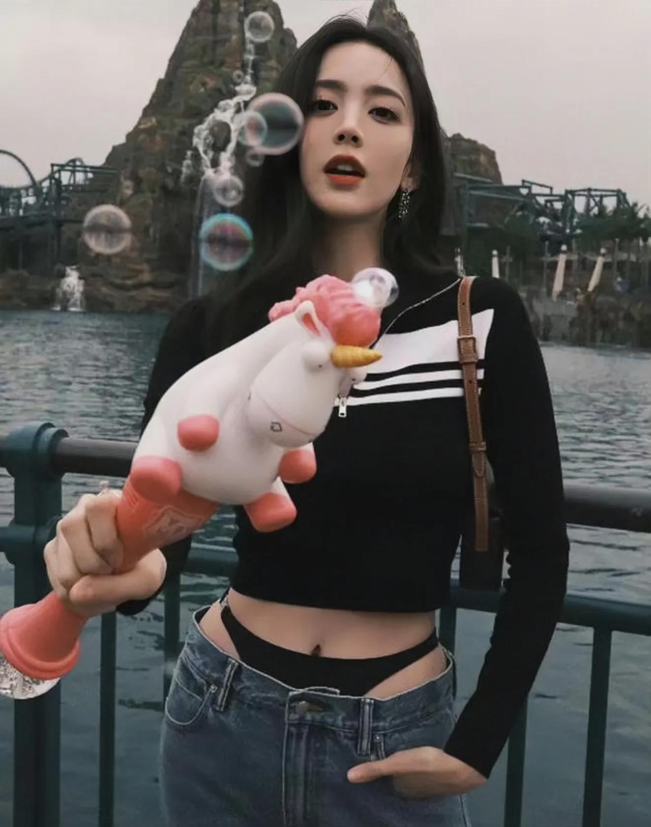 #公共场合着装应该被评价吗#
这一点很多女星都给出了答案。
比如热依扎，黄多多，