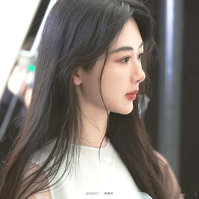 哇塞！紫妹绝美侧颜太惊艳啦👍👍👍 这优越骨相爱了，杨紫太可了💕 