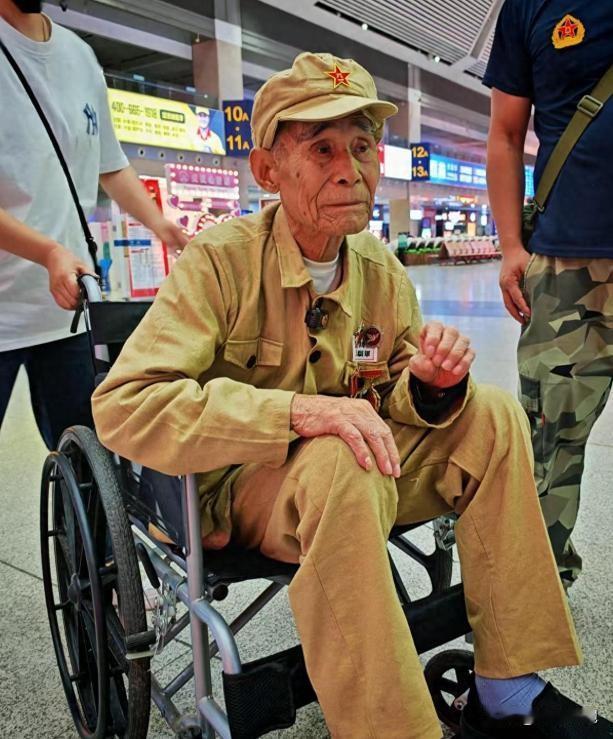 七天七夜血战仅六人幸存，老兵杨天银拖着重病之躯，千里赴约接战友魂归故土
 
杨天