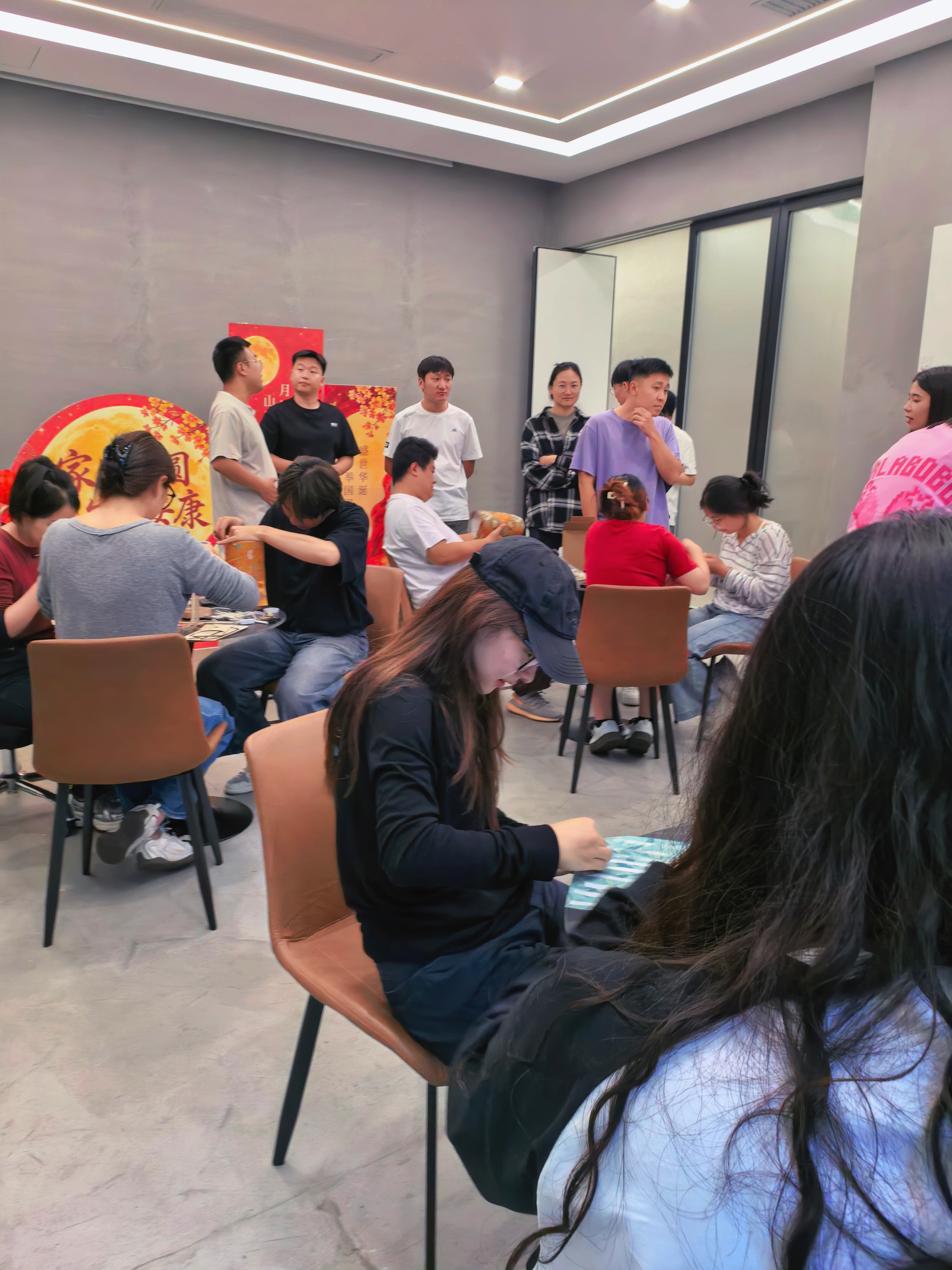 场面一度混乱，要求20分钟内做完手工，我才刚把灯笼布粘好[泪奔] ​​​