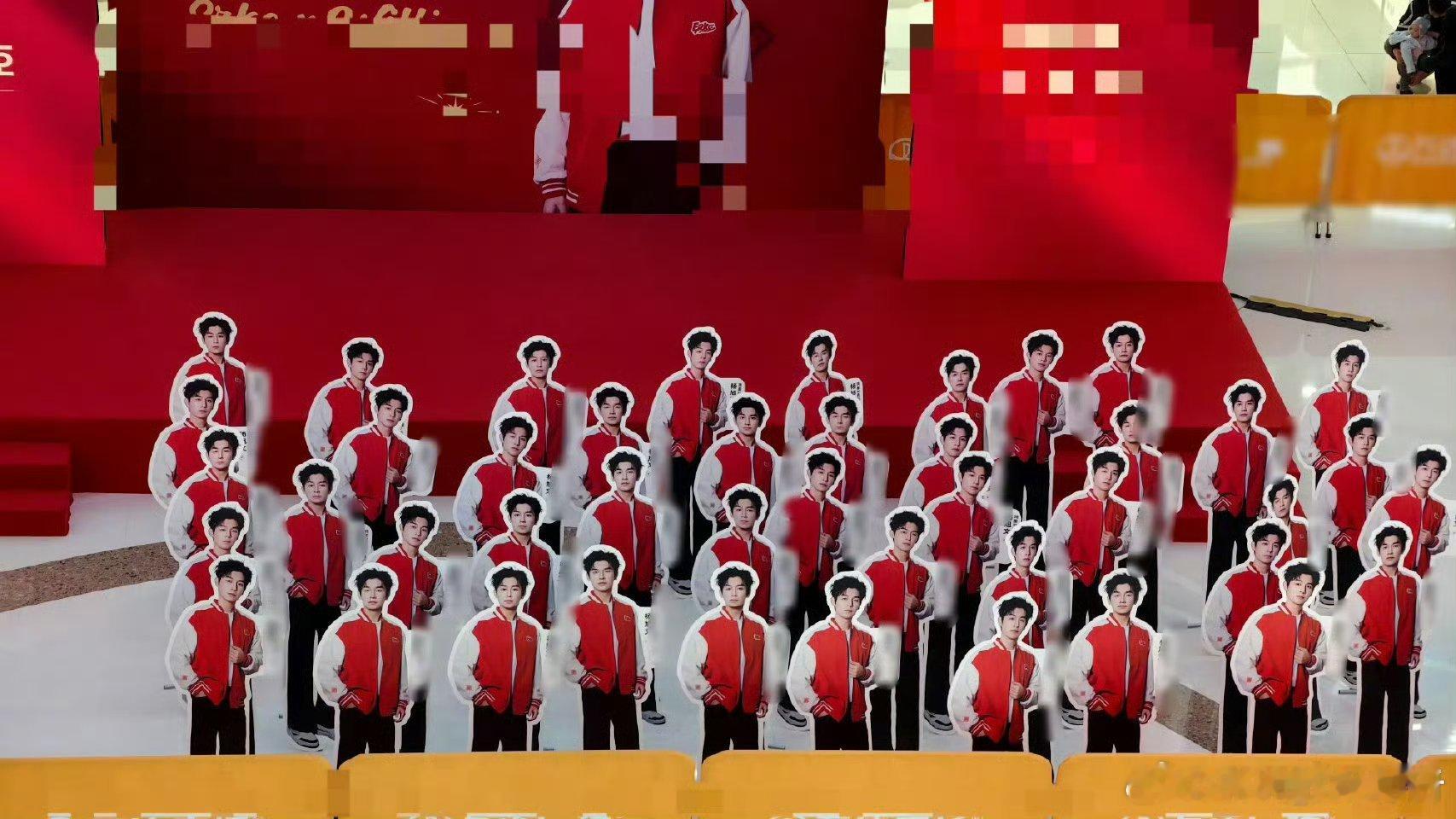 杨旭文一个人就是一个战队 笑晕在杨旭文的立牌名场面！红白色棒球服造型整齐排成方阵